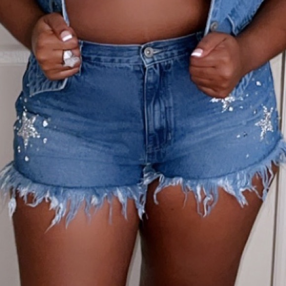 Frayed denim shorts - Picture 3 of 6